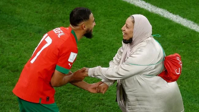 Boufal Menari dengan Ibu, Pesona Keluarga Maroko di Piala Dunia 2022