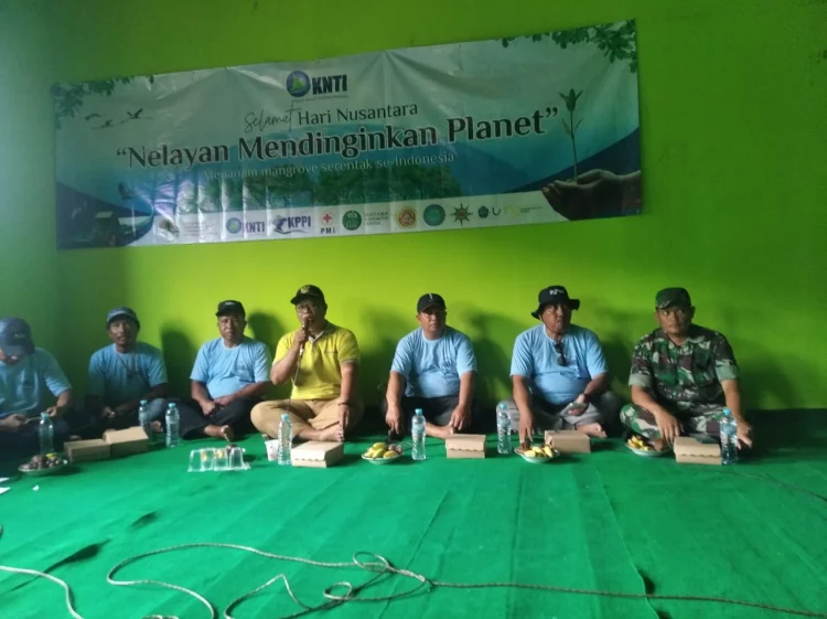 Serma Bunarto Bersama KNTI Tanam Mangrove Nelayan mendinginkan planet