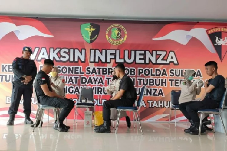 Sebanyak 300 personel Brimob Sultra vaksin influenza persiapan operasi lapangan