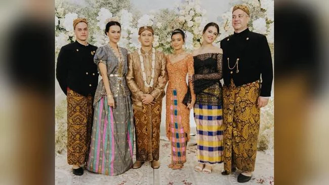 Gaya Kebaya Keluarga Artis Indonesia yang Menikah di 2022