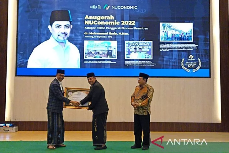 Gus Haris raih penghargaan "Tokoh Penggerak Ekonomi Pesantren" dari LPNU Jatim - ANTARA News Jawa Timur