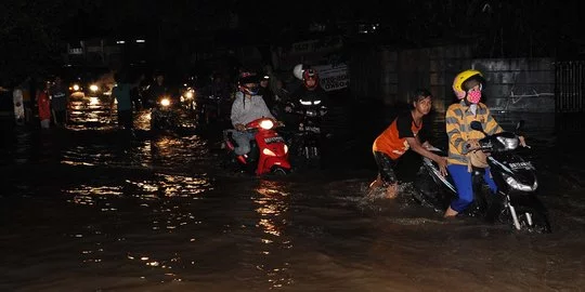 Banjir Bandang Disertai Lumpur Menerjang Desa di Sumedang, Ratusan Warga Diungsikan