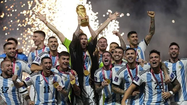 FOTO: Argentina Juara Dunia, Messi Diarak Keliling Stadion