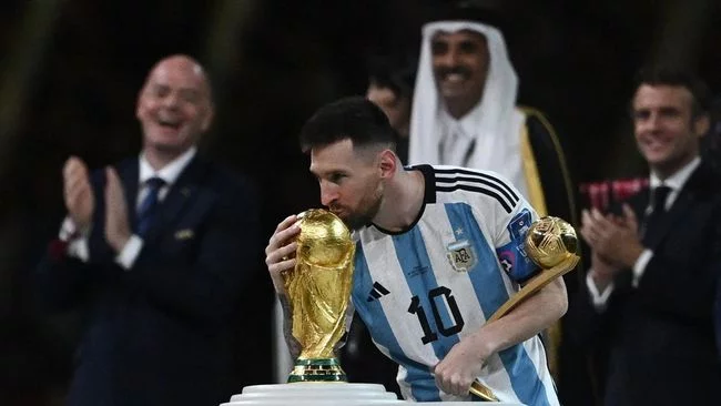 Messi Curi Start Cium Trofi Piala Dunia, Penonton Heboh