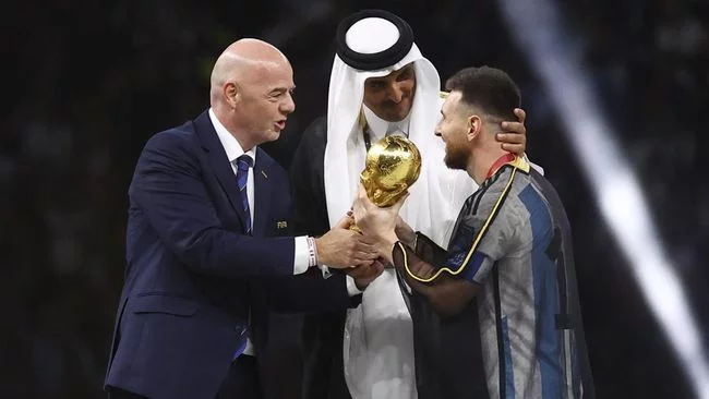 Jadi Kontroversi, Apa Arti Jubah Bisht yang Emir Qatar Beri ke Messi?