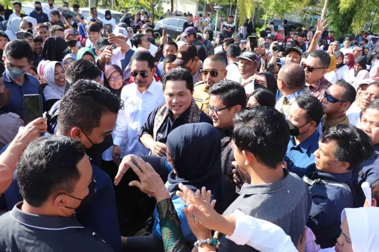 Ribuan Orang Sambut Erick Thohir di Bandara Internasional Minangkabau