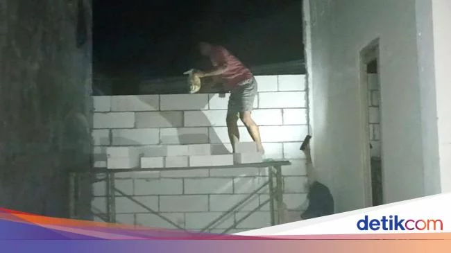 Sakit Hati Bikin Pria Tulungagung Tutup Akses Rumah Tetangga dengan Tembok