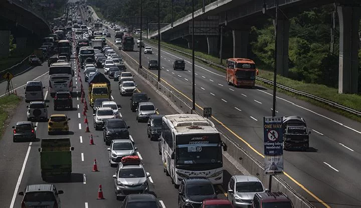 Menjelang Libur Nataru, Ratusan Ribu Kendaraan Mulai Tinggalkan Jabodetabek