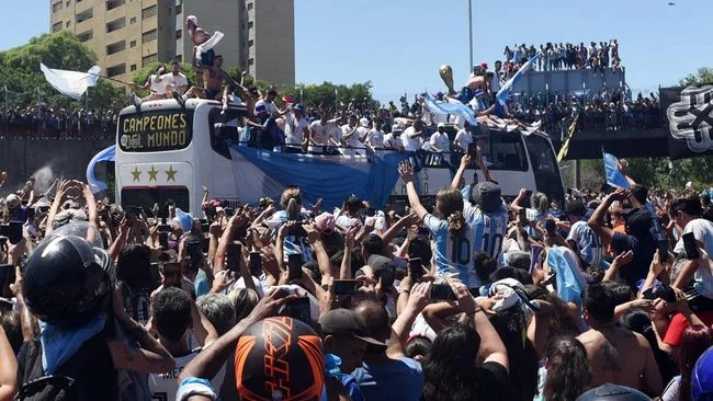4 Juta Orang Tumpah Ruah ke Jalan Saat Pawai Argentina Juara Chaos
