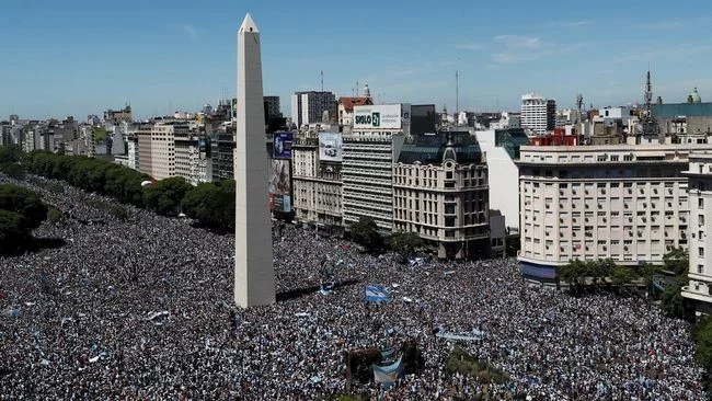 Pawai Juara Argentina Chaos: Fan Nekat Masuk Bus, Pemain Dievakuasi