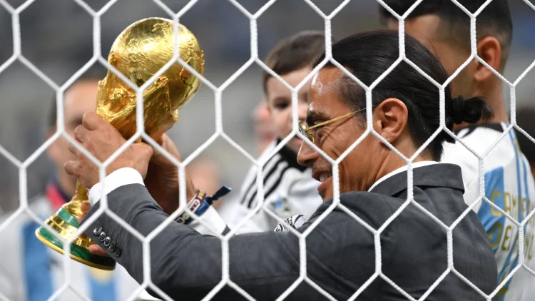 Salt Bae Masuk Lapangan & Angkat Trofi, FIFA Lakukan Investigasi Lebih Dalam