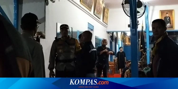 Kronologi Keributan di Keraton Solo, Cucu Pakubowono XIII Ditodong Pistol hingga 4 Orang Dilarikan ke RS Halaman all