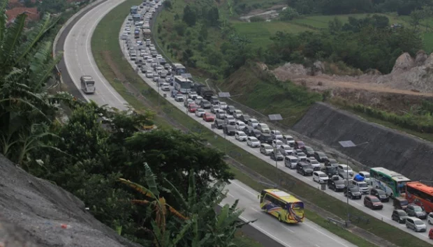 Liburan Nataru, Tabrakan Beruntun hingga Contraflow di Tol Jakarta-Cikampek