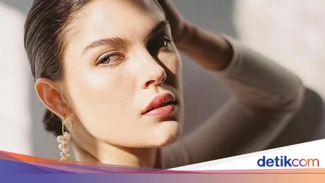 8 Potret Model yang Merasa Capek dan Terbebani karena Berwajah Cantik