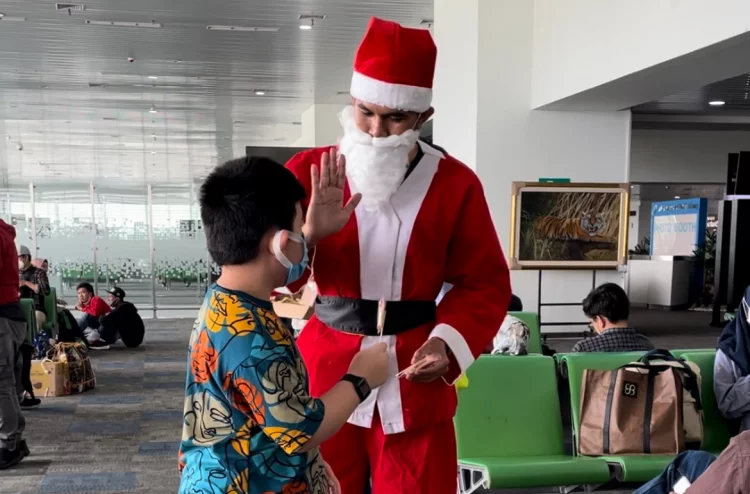 Suasana Natal di Bandara Internasional Jenderal Ahmad Yani Semarang Dimeriahkan dengan Bagi-bagi Cookies