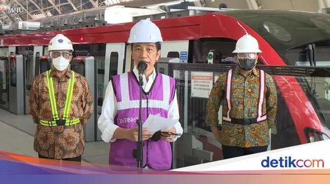 Didampingi Luhut, Jokowi Tinjau Stasiun LRT TMII Jaktim