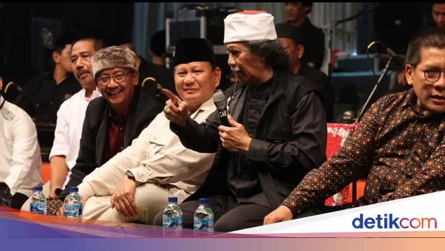 Ikut Acara Cak Nun, Prabowo Lepas Jam Tangan hingga Baju untuk Jemaah Maiyah