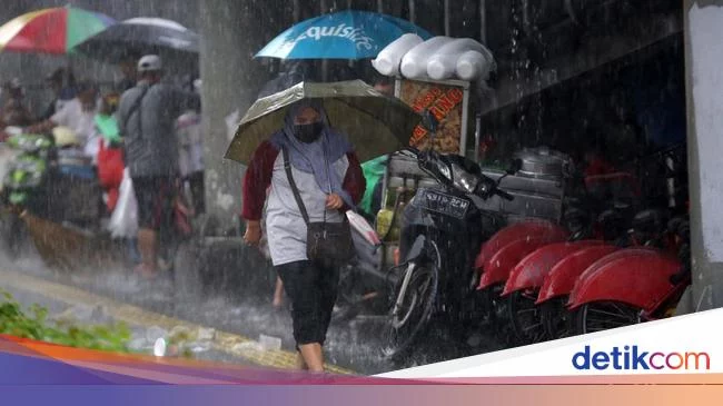 Bukan Badai, BMKG Prediksi Hujan Intensitas Sedang-Lebat Hari Ini