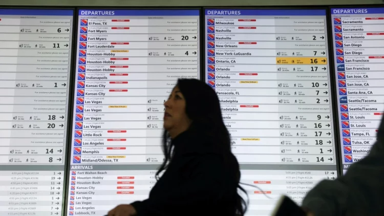 Sejumlah Penerbangan Dibatalkan, Banyak Penumpang Terdampar di Bandara Internasional LA