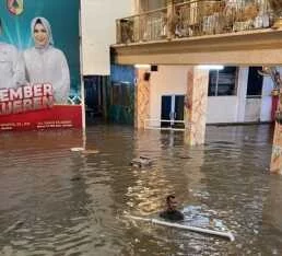 Rumah Bupati Jember dan Warga Kampung Ledok Banjir Hampir Dua Meter