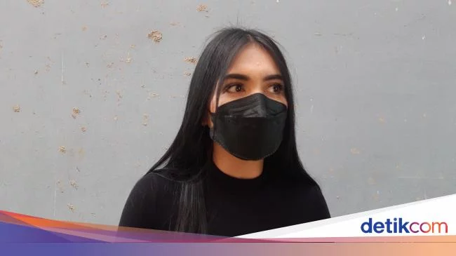 Postingan Denada Ini Jadi Sorotan