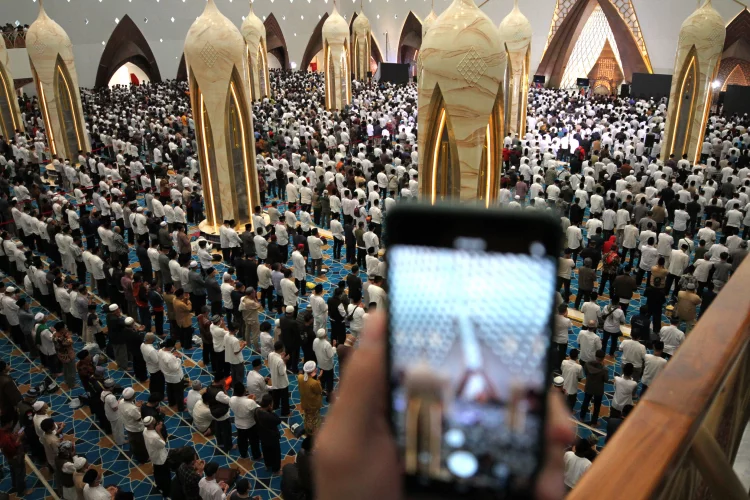 5 Peristiwa Kemarin, Salat Jumat Perdana di Masjid Al Jabbar Hingga Kemendikbudristek Gelar PUSAKA 2022