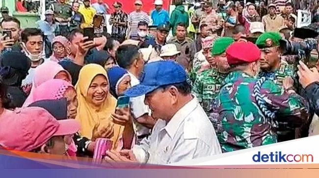 Prabowo Diserbu Emak-emak Saat Bagikan Motor ke Babinsa di Banyuwangi