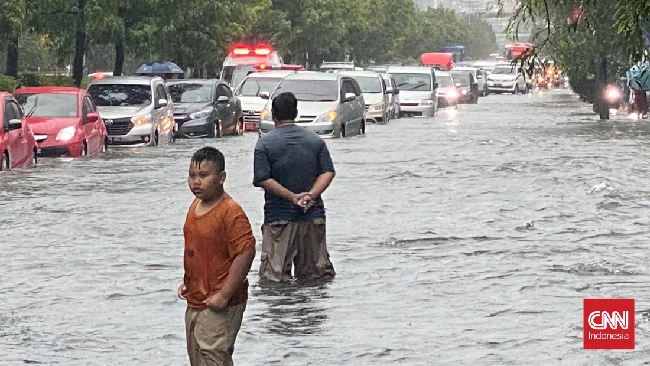 Semarang Dikepung Banjir, Jalanan seperti Sungai