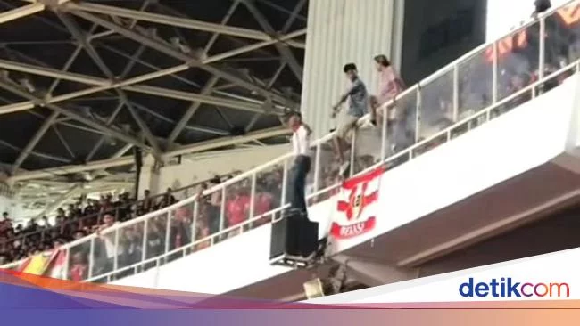 Komisi X Nilai Suporter Naik Sound GBK Tak Usah Dipolisikan: Cukup Dibina