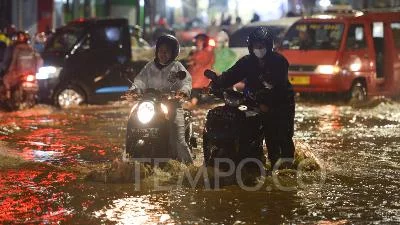 BMKG mengatakan peristiwa baru itu memicu lebih banyak hujan hingga awal 2023