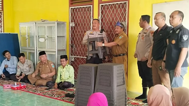 Setelah Peristiwa Pencurian di SMP N 1 Lubuk Keliat, Kapolsek Tanjung Batu Berikan Bantuan 20 Kursi