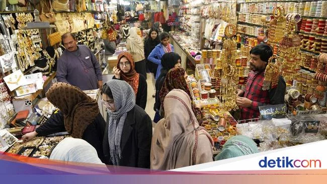 Suasana Pusat Perbelanjaan Pakistan di Tengah Krisis Ekonomi
