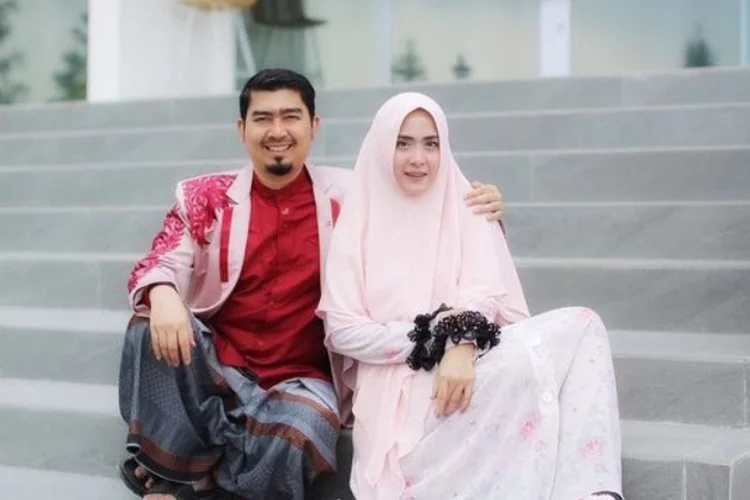 Sudah beginian dengan April Jasmine sebelum nikah, Ustaz Solmed banjir omelan netizen: Ustaz kok begini..