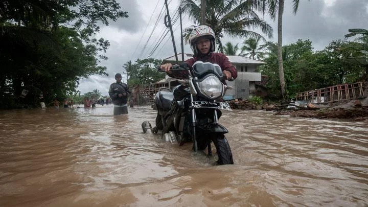 5 Tips Mengendarai Sepeda Motor Melintasi Area Banjir