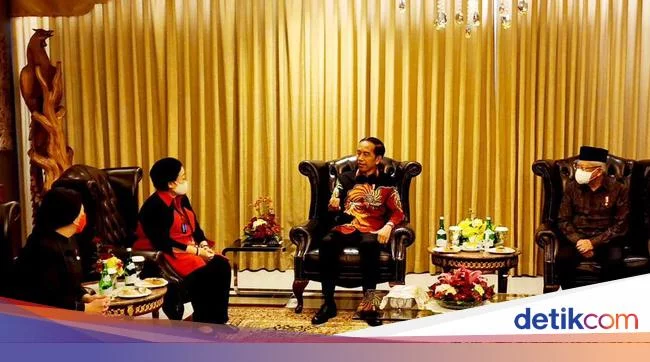 Momen Jokowi Duduk Bareng Megawati hingga Puan Sebelum Pembukaan HUT PDIP