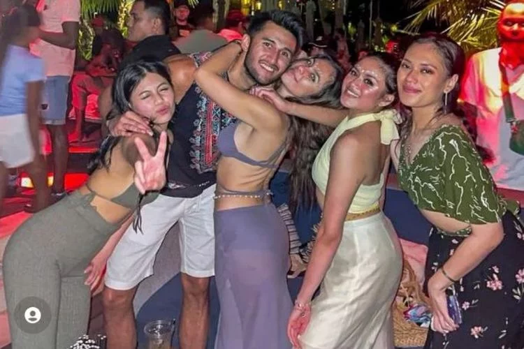 Pakai atasan bra, Wulan Guritno saat disko Afrika di Bali bikin salfok, netizen: Pantes brondong klepek-klepek