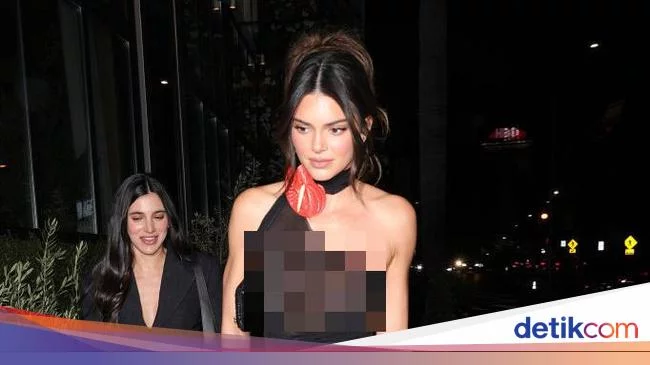 Kendall Jenner Curi Perhatian di Ultah Teman, Pakai Gaun Transparan Tanpa Bra