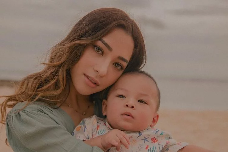 Nikita Willy beda dengan artis lain buru-buru sewa baby sitter, netizen justru sibuk adu nasib: Dia enak..