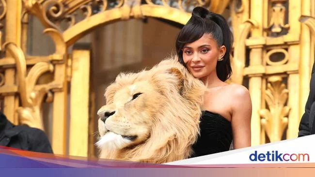 PETA Bela Kylie Jenner yang Dikritik karena Pakai Gaun Berhias Kepala Singa
