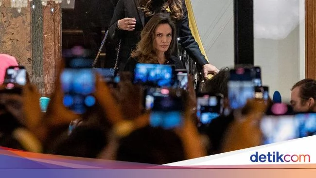 7 Foto Angelina Jolie Diserbu Fans di Paris, Ekspresi Wajahnya Bikin Salfok
