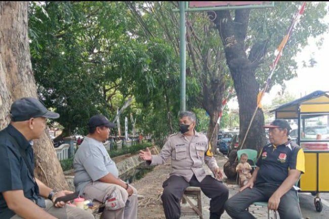 Ajak Peduli Kamtibmas, Bhabin Kesambi Polsek Kesambi Sambangi Dialogis Warga