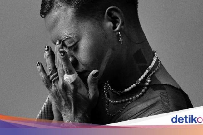 8 Pemotretan Terbaru Reza Arap Tuai Nyinyiran, Pakai Rok & Berambut Klimis