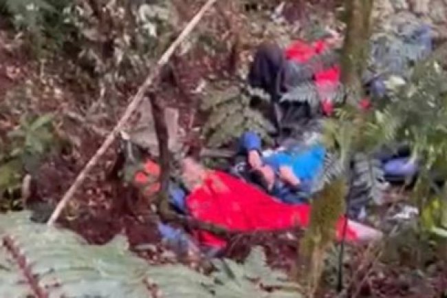 Penampakan Kapolda Jambi dan Kru di Lokasi Jatuhnya Helikopter di Hutan Kerinci