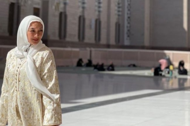 Tata Cahyani Mantan Istri Tommy Soeharto Kini Berhijab, hingga Dewi Perssik Sindir Mahalini