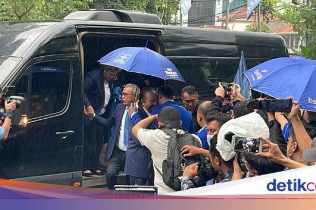 Dipayungi AHY, Surya Paloh Tiba di Markas Demokrat Matangkan Koalisi