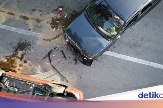 Mobil Sundul Truk Tronton di Tol Karanganyar, 3 Orang Tewas
