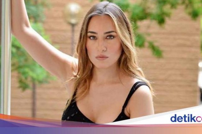 Model OnlyFans Mau 'Buka-bukaan' Keliling Kota jika Napoli Juara Eropa