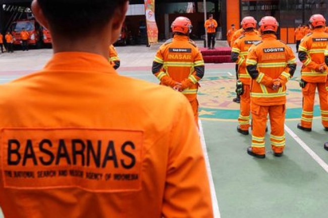 12 ABK Dievakuasi di Tengah Hujan Deras dan Gelombang Capai 2,5 Meter