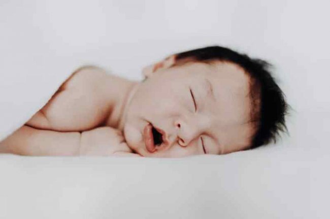 Amankah Mengoleskan Lip Balm pada Bayi?