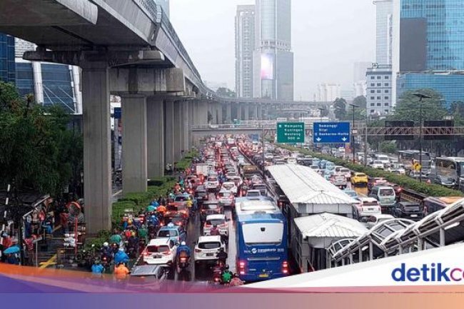 Jalan Gatot Subroto dari Cawang Sampai Flyover Kuningan Macet Parah!